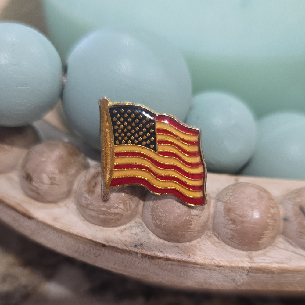 Vintage American Flag Lapel Pin